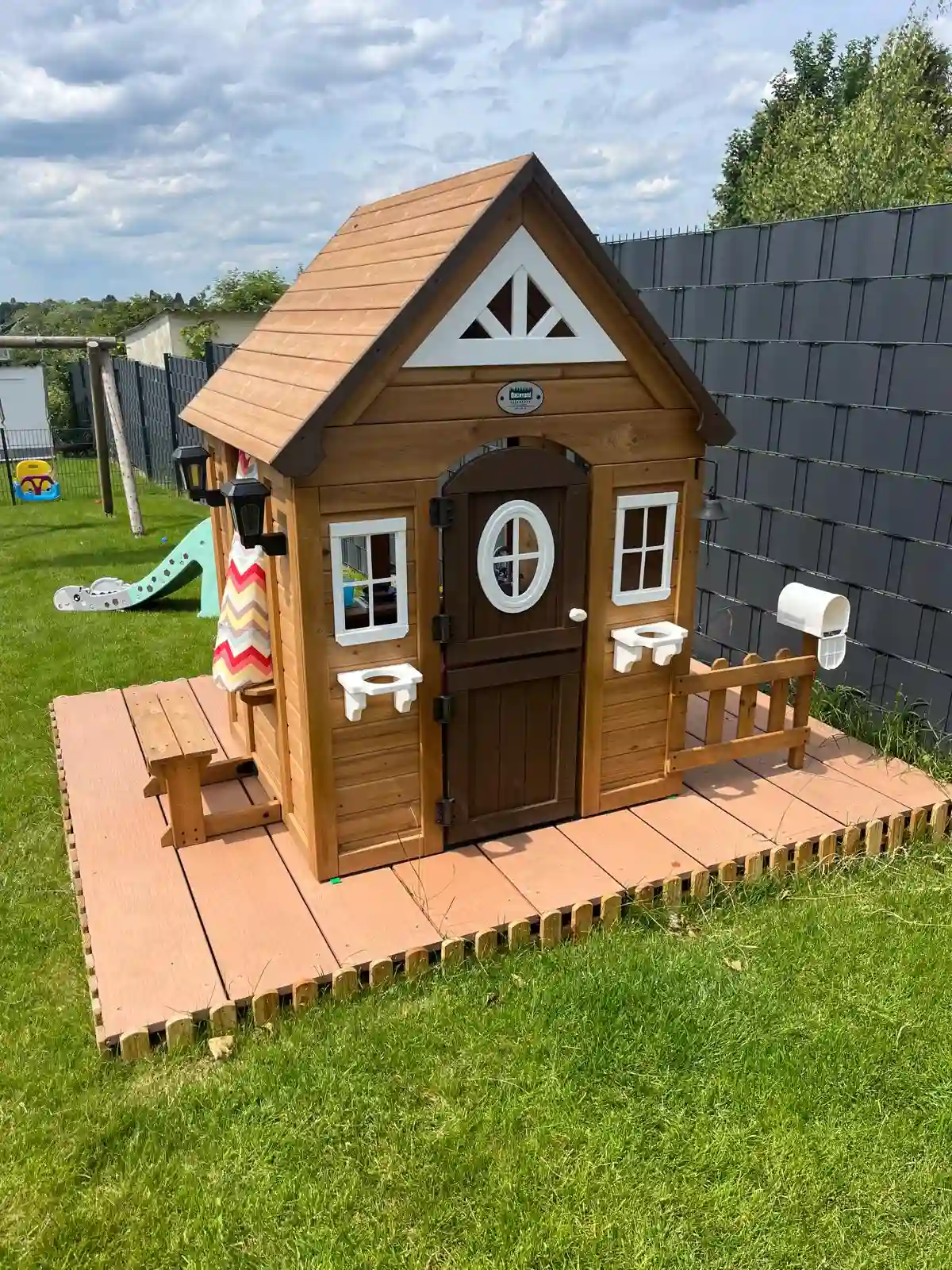 Spielhaus aus Holz im Garten